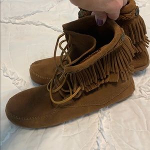 Minnetonka Shoes - Great condition lace up Minnetonka moccasins Minnetonka Shoes - Great condition lace up Minnetonka moccasins
